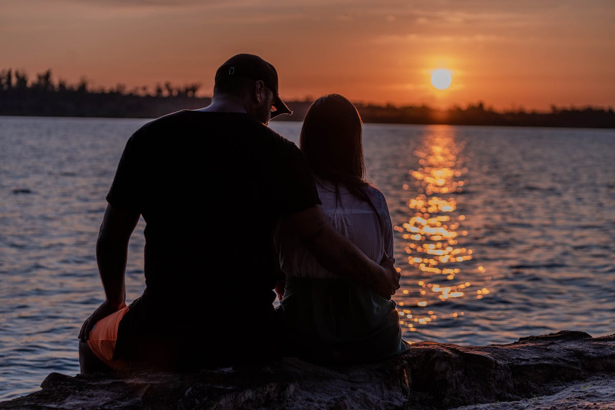 Pareja al aire libre disfrutando de una conexión sana y equilibrada