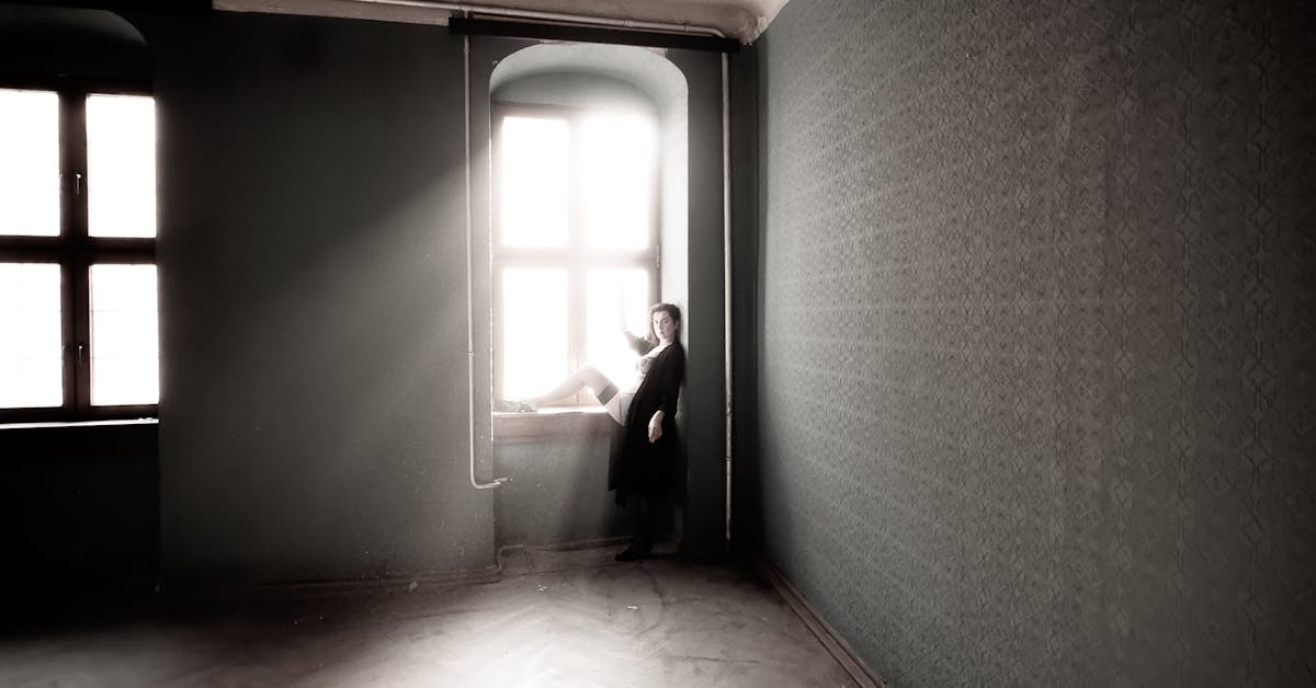 Mujer mirando por la ventana con luz natural, simbolizando esperanza ante la depresión