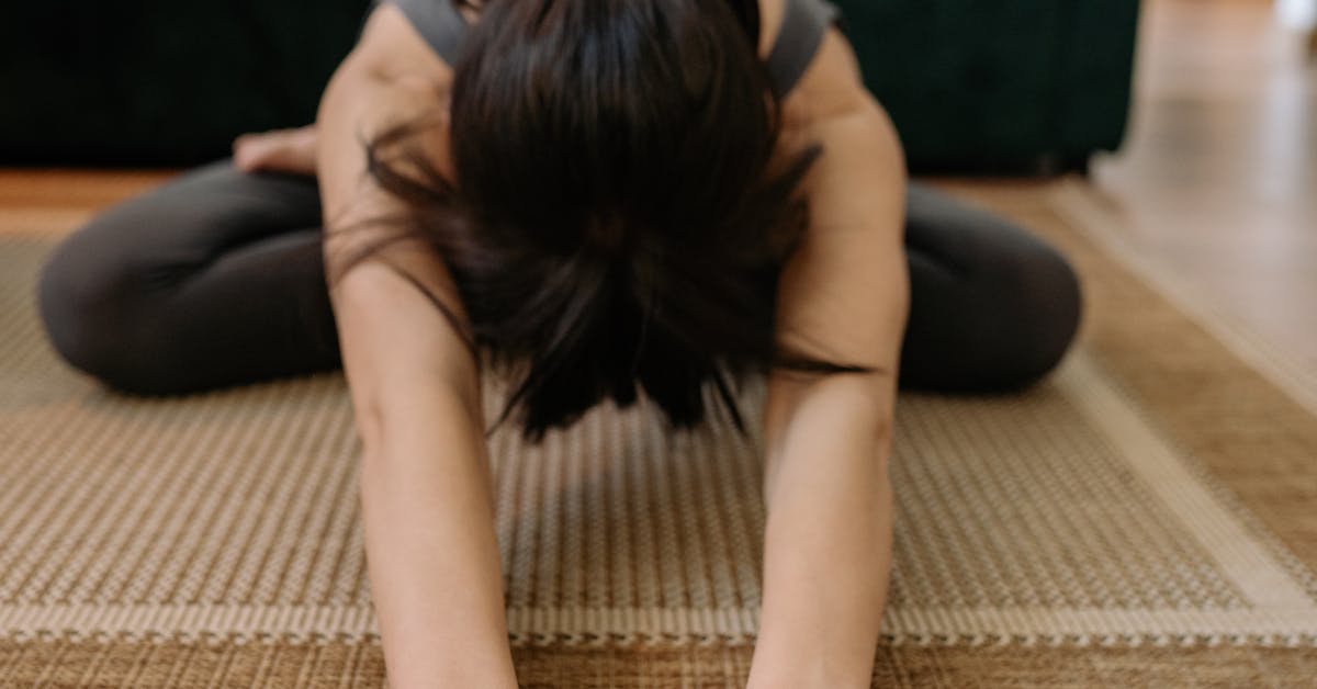 Mujer practicando yoga para el estrés en su salón